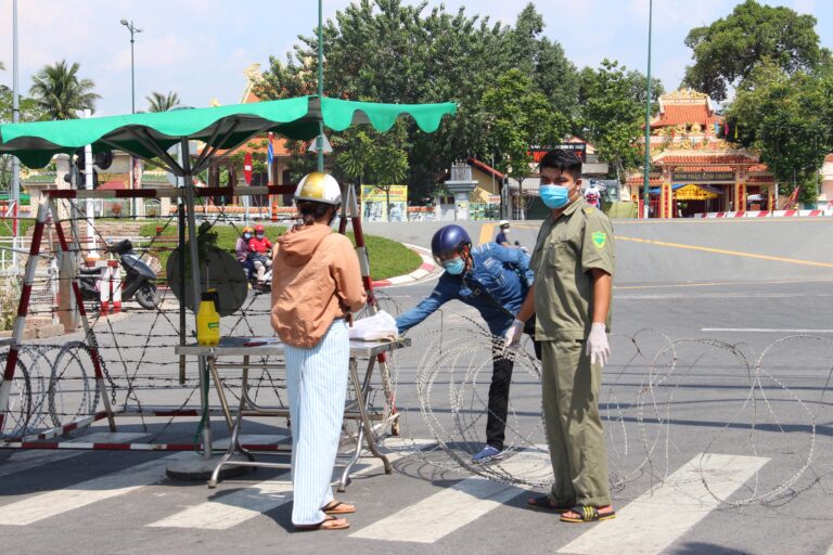 Những người trực chốt phong tỏa: Anh sẽ về khi xong nhiệm vụ