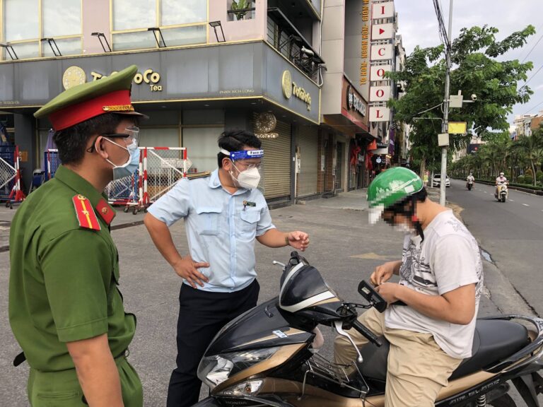 TP.HCM: Có trường hợp người dân mang theo nhu yếu phẩm để đối phó khi ra đường