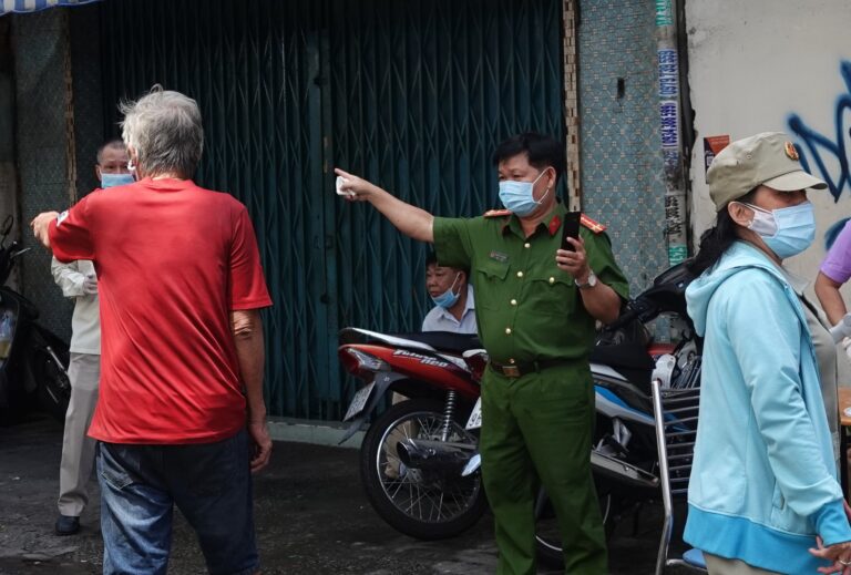 TP.HCM: Công an, quân đội xử phạt, cưỡng chế vi phạm trong khu phong tỏa