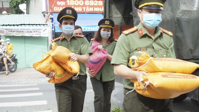 TP.HCM: Cục An ninh nội địa tặng hơn 2 tấn thực phẩm cho người dân Nhà Bè