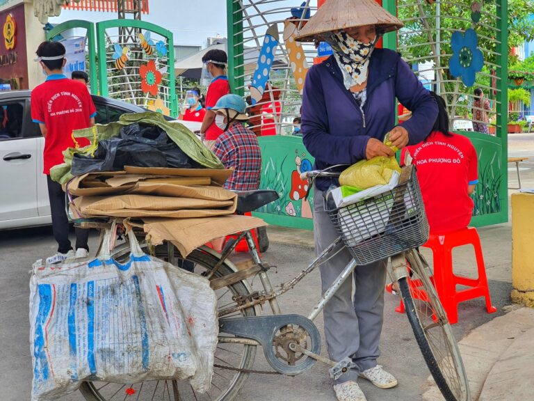 TP.HCM: Những số điện thoại liên hệ để hỗ trợ người dân khó khăn do dịch Covid-19