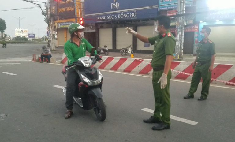 TP.HCM: Đôi vợ chồng công nhân về muộn ngồi khóc tại chốt kiểm soát