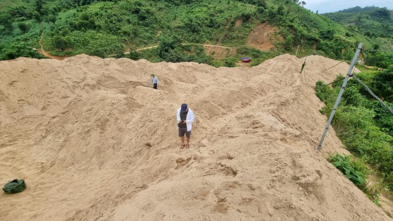 Vụ ‘Ngang nhiên hút cát trái phép giữa lòng hồ thủy điện Khe Giông’: ‘Cầm đèn chạy trước ô tô’?