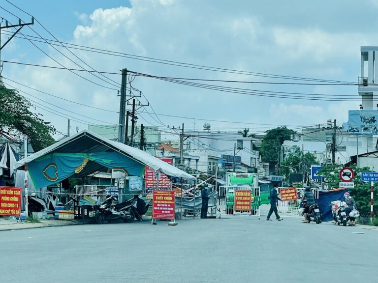 Bình Dương: Khóa chặt từng vùng, để người dân đi lại, dịch có thể bùng phát