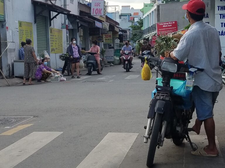 Hàng rong, điểm bán tự phát tái diễn trên các tuyến đường vùng ven TP.HCM