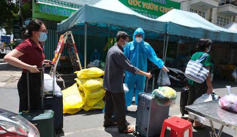 Sống nơi phong tỏa: Mong từng phút giây đại dịch sớm qua