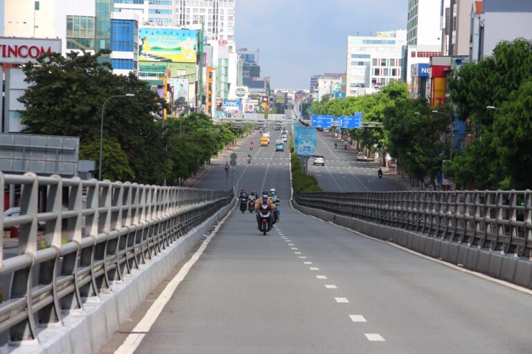 TP.HCM: Ngày đầu ‘ai ở đâu, ở yên đó’, đường phố vắng lặng