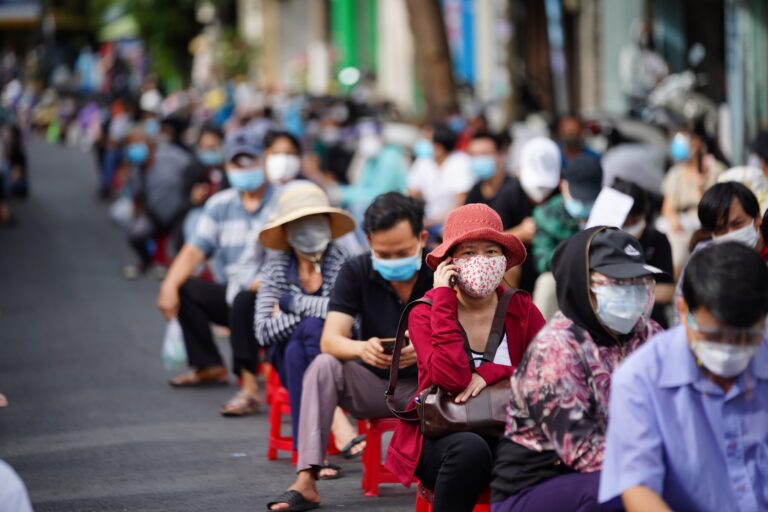 TP.HCM: ‘Tiêm vắc xin cả tháng, nên người dân cứ yên tâm’