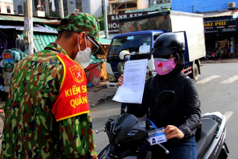 TP.HCM: Điều chỉnh, bổ sung ưu tiên một số đối tượng qua chốt không cần giấy đi đường