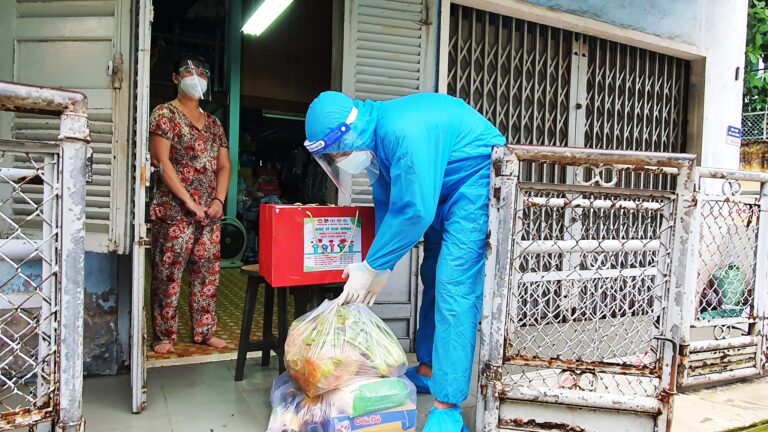 TP.HCM trao túi an sinh gia đình có F0 tại nhà: ‘Biết cảm ơn sao cho hết !’