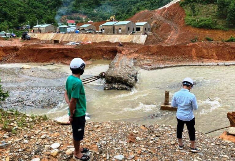 Mưa lớn, vùng cao Quảng Nam sạt lở nghiêm trọng, nhiều xã bị chia cắt