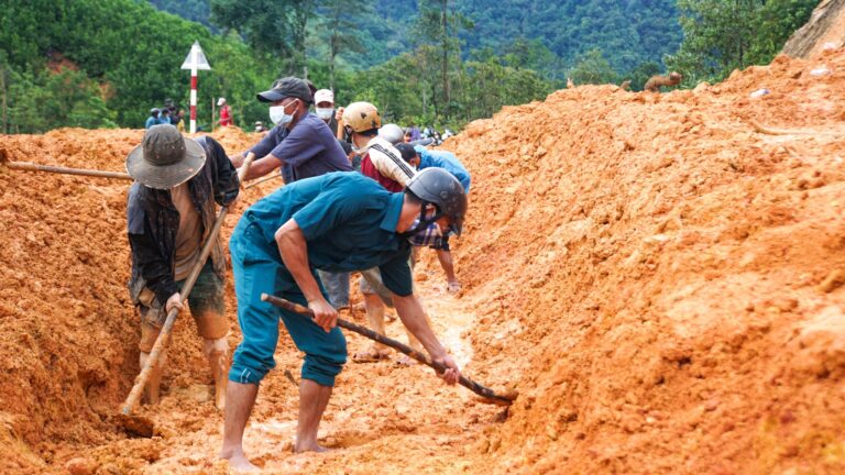 Quảng Ngãi: Sửa nhà cho dân, khắc phục sạt lở do bão số 5 ở Trà Bồng