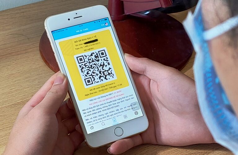 Đà Nẵng: Bỡ ngỡ với ‘thẻ thông hành’ gắn mã QR màu xanh, vàng