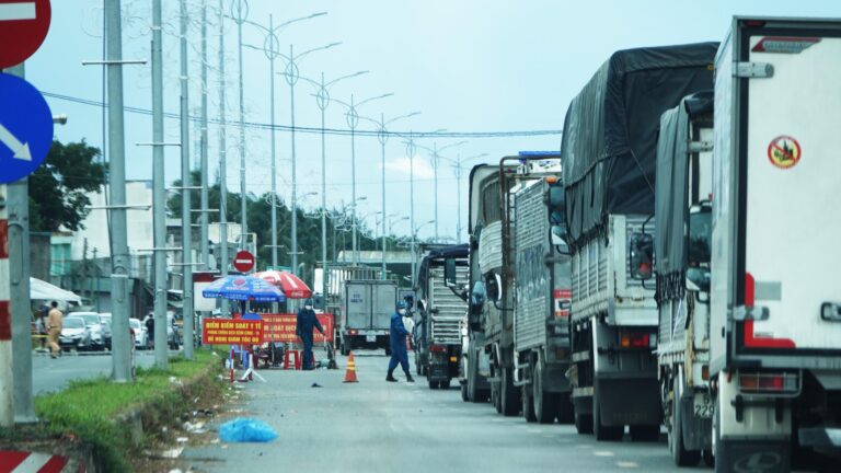 Có đủ loại giấy tờ, nhiều người vẫn không qua được chốt kiểm soát Covid-19 Bến Tre