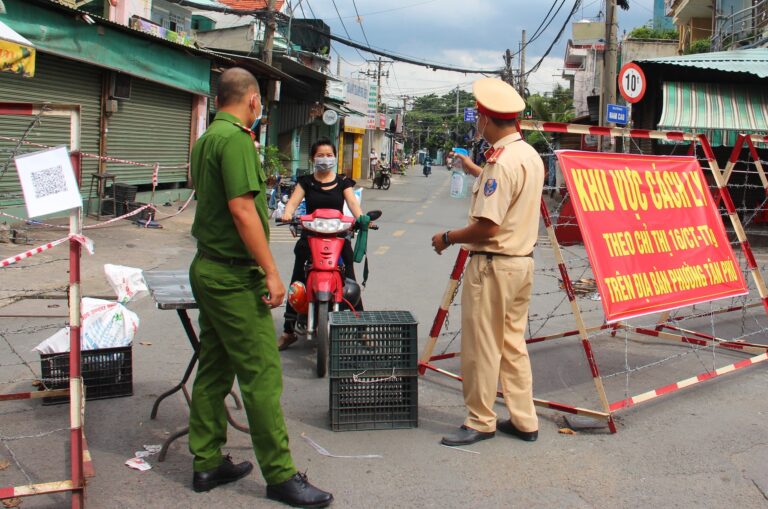 Sáng 1.10, TP.Thủ Đức tổ chức 6 chốt kiểm soát cửa ngõ ngăn ‘thông chốt, phá rào’