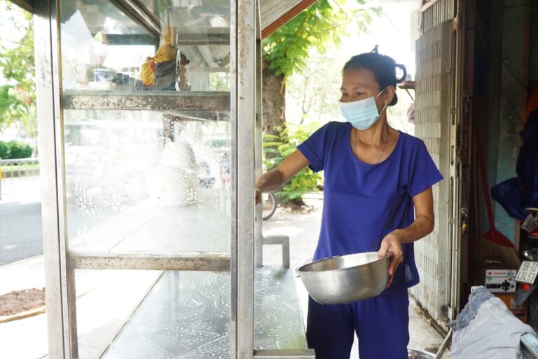 TP.HCM ngày đầu nới lỏng giãn cách: Tất bật dọn dẹp hàng quán chuẩn bị bán lại