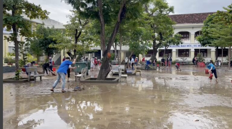 Phú Yên: Tất tả dọn bùn sau trận lũ lịch sử