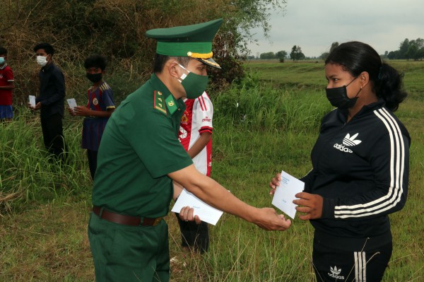 Kiên Giang: Trao học bổng cho học sinh nghèo vùng giáp biên giới Campuchia