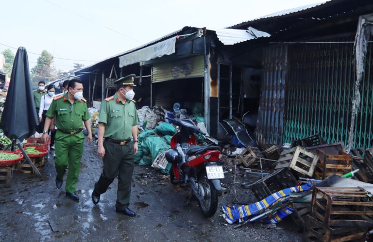 An Giang: Đại tá Đinh Văn Nơi trao tiền hỗ trợ 52 tiểu thương bị cháy ki ốt