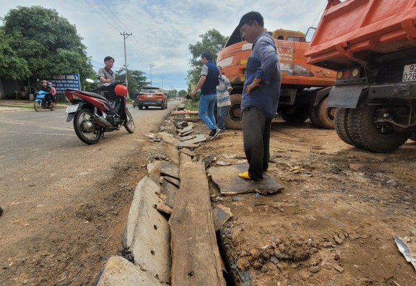 Đắk Lắk: Dân ‘kêu trời’ về tấm đan mương thoát nước dự án gần 80 tỉ đồng