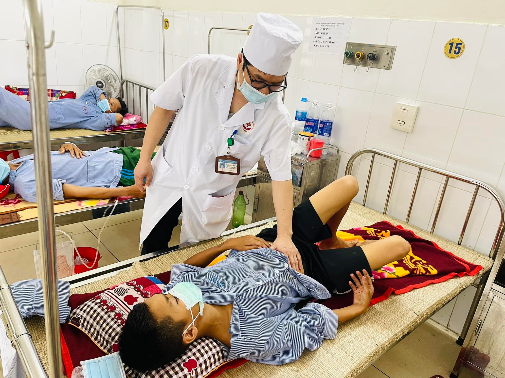 Xem bắn chim trời, thiếu niên 16 tuổi bị đạn bắn thấu thận