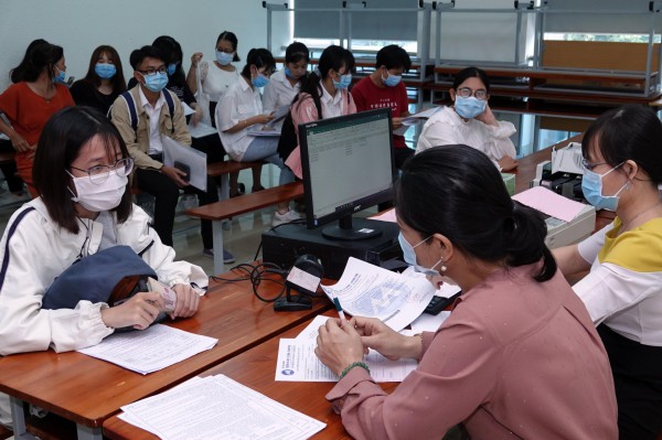 Học phí tăng, sinh viên tìm hỗ trợ từ học bổng doanh nghiệp