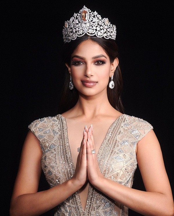 Miss Universe 2021 - Harnaaz Sandhu đã đến TP.HCM, được người hâm mộ vây kín