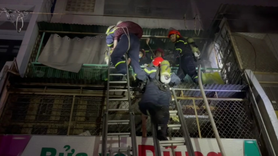 TP.HCM: Cháy nhà mặt tiền đường Điện Biên Phủ lúc rạng sáng, 2 người được cứu thoát