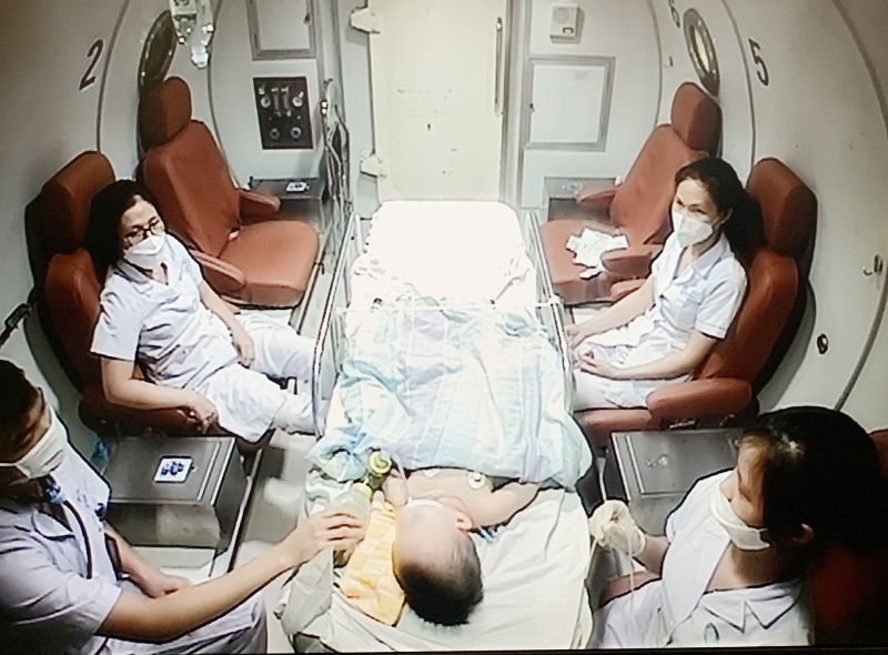 Cứu sống bé 2 tuổi bị đuối nước ở hồ bơi khách sạn Cứu sống bé 2 tuổi bị đuối nước ở hồ bơi khách sạn