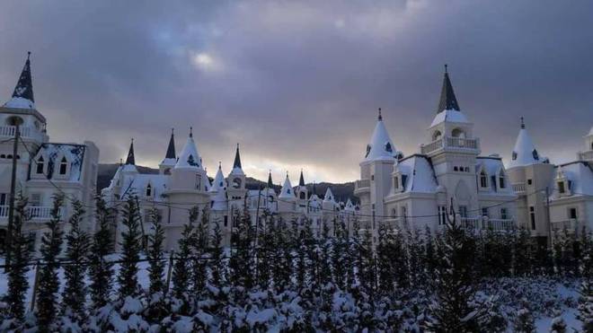“Thị trấn cổ tích Disney” 4.600 tỷ có hàng trăm lâu đài thần tiên nhưng bước vào bên trong lại hoang tàn như thành phố ma - Ảnh 8.