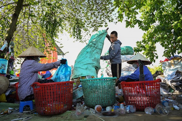 Lo ngại ở làng thu gom và sơ chế rác thải lớn nhất Hà Nội