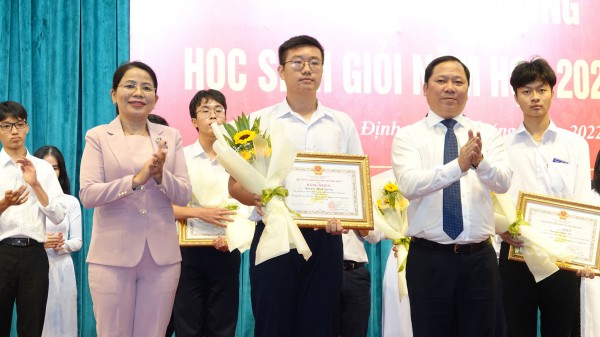 Bình Định: Trao nhiều phần thưởng tuyên dương học sinh giỏi