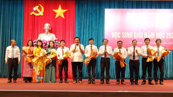 Bình Định: Trao nhiều phần thưởng tuyên dương học sinh giỏi