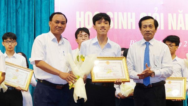 Bình Định: Trao nhiều phần thưởng tuyên dương học sinh giỏi