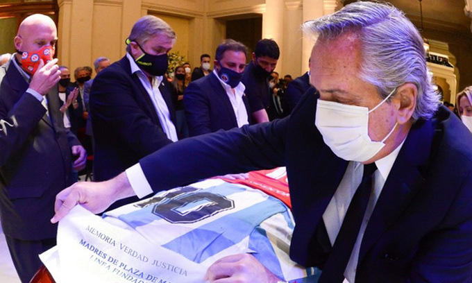 Xét xử nhân viên y tế liên quan đến cái chết của huyền thoại Maradona Xét xử nhân viên y tế liên quan đến cái chết của huyền thoại Maradona