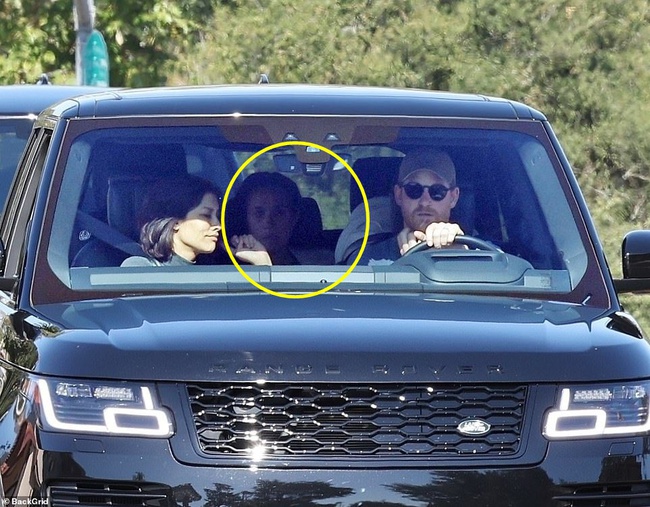 Meghan Markle để mặt mộc ra đường cùng chồng đến gặp nữ hoàng truyền thông Mỹ, hứa hẹn cuộc phỏng vấn bom tấn khác - Ảnh 2.