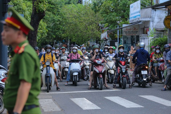 Ngắm đoàn xe cổ rực rỡ ‘tái xuất’ trên đường phố Huế