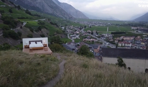 Khách sạn "ngàn sao" cho ngủ ngoài đường, thu 8 triệu đồng/đêm nhưng tại sao vẫn có hàng nghìn người đổ xô đặt phòng? - Ảnh 5. Khách sạn "ngàn sao" cho ngủ ngoài đường, thu 8 triệu đồng/đêm nhưng tại sao vẫn có hàng nghìn người đổ xô đặt phòng? - Ảnh 5.