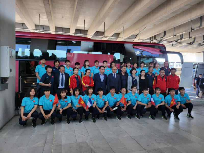 Đội tuyển Nữ Việt Nam đã đến Pháp, được đón tiếp nồng nhiệt, ra sân tập trong ngày đầu tiên