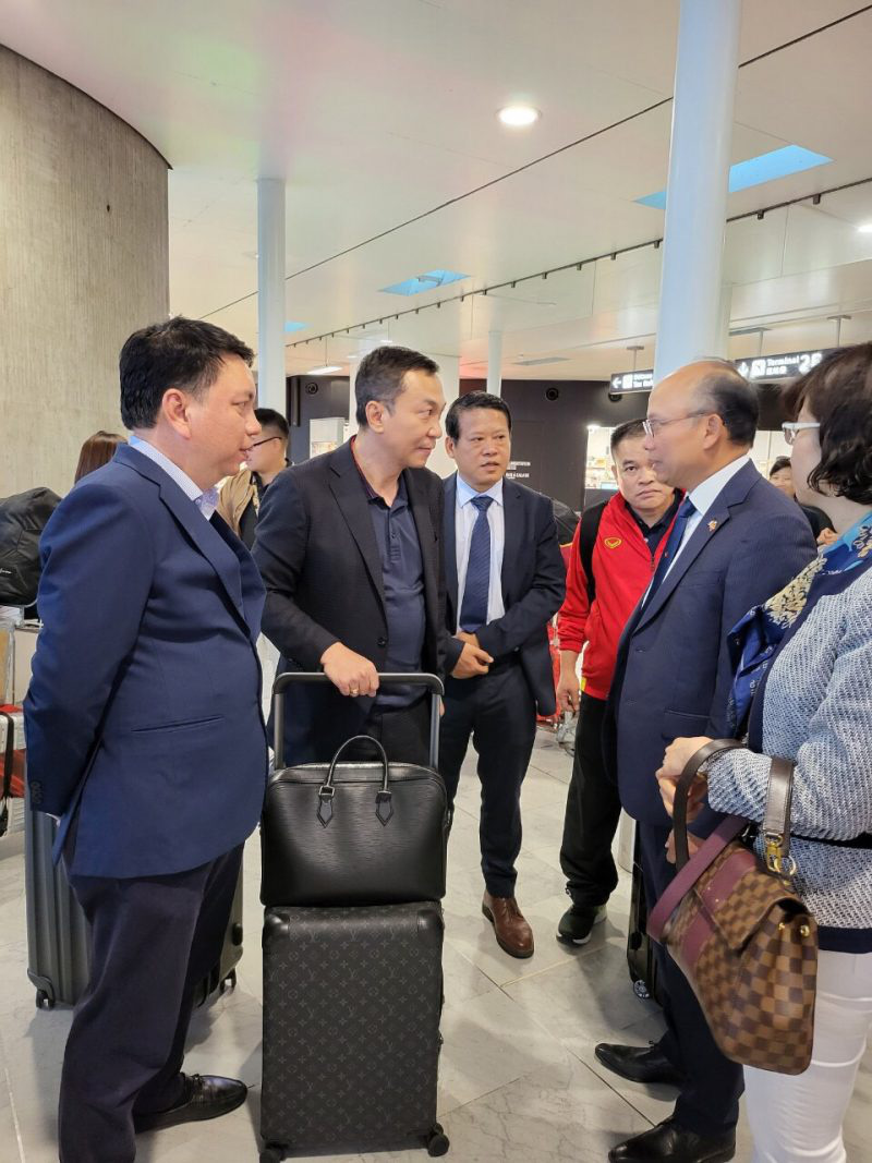 Đội tuyển Nữ Việt Nam đã đến Pháp, được đón tiếp nồng nhiệt, ra sân tập trong ngày đầu tiên