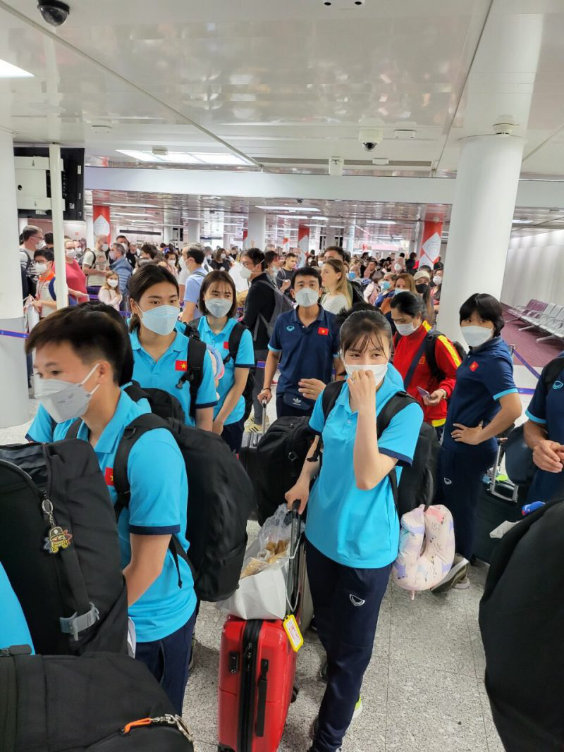 Đội tuyển Nữ Việt Nam đã đến Pháp, được đón tiếp nồng nhiệt, ra sân tập trong ngày đầu tiên