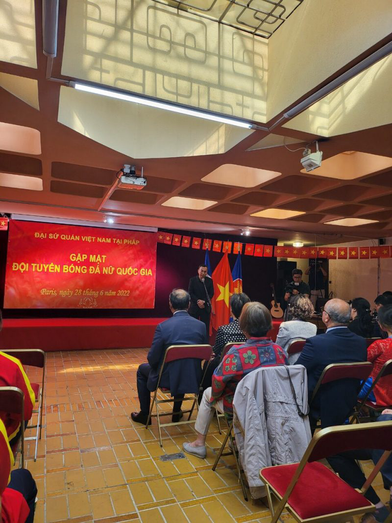 Đội tuyển Nữ Việt Nam đã đến Pháp, được đón tiếp nồng nhiệt, ra sân tập trong ngày đầu tiên