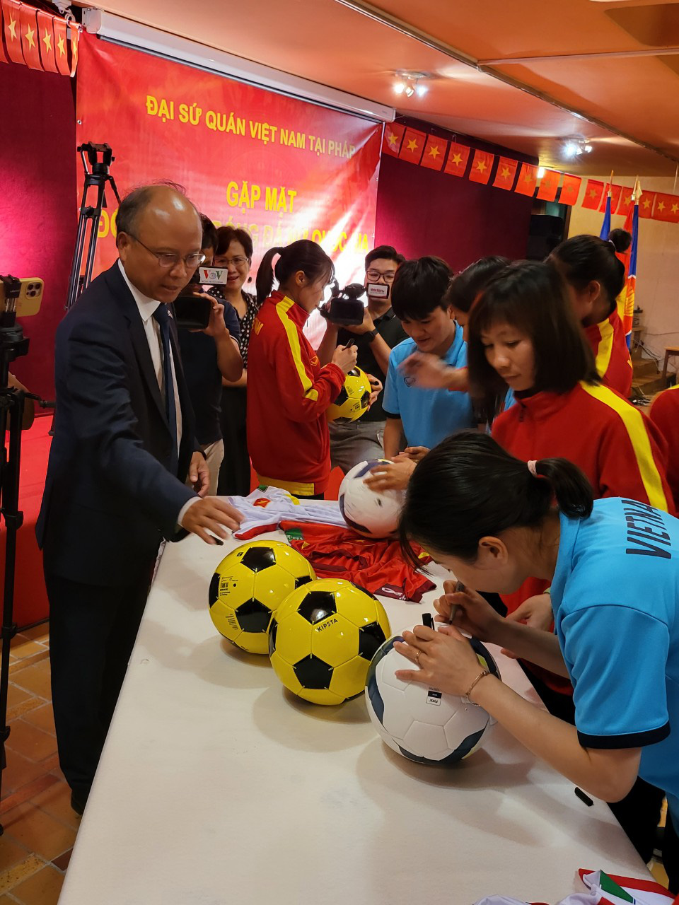 Đội tuyển Nữ Việt Nam đã đến Pháp, được đón tiếp nồng nhiệt, ra sân tập trong ngày đầu tiên