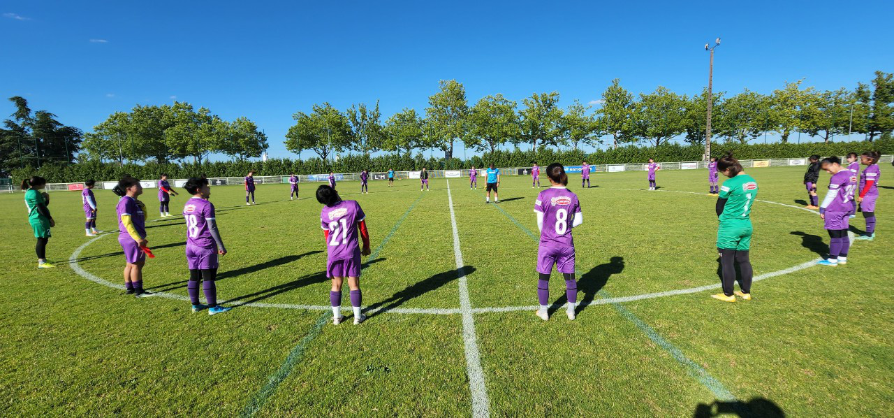 Đội tuyển Nữ Việt Nam đã đến Pháp, được đón tiếp nồng nhiệt, ra sân tập trong ngày đầu tiên