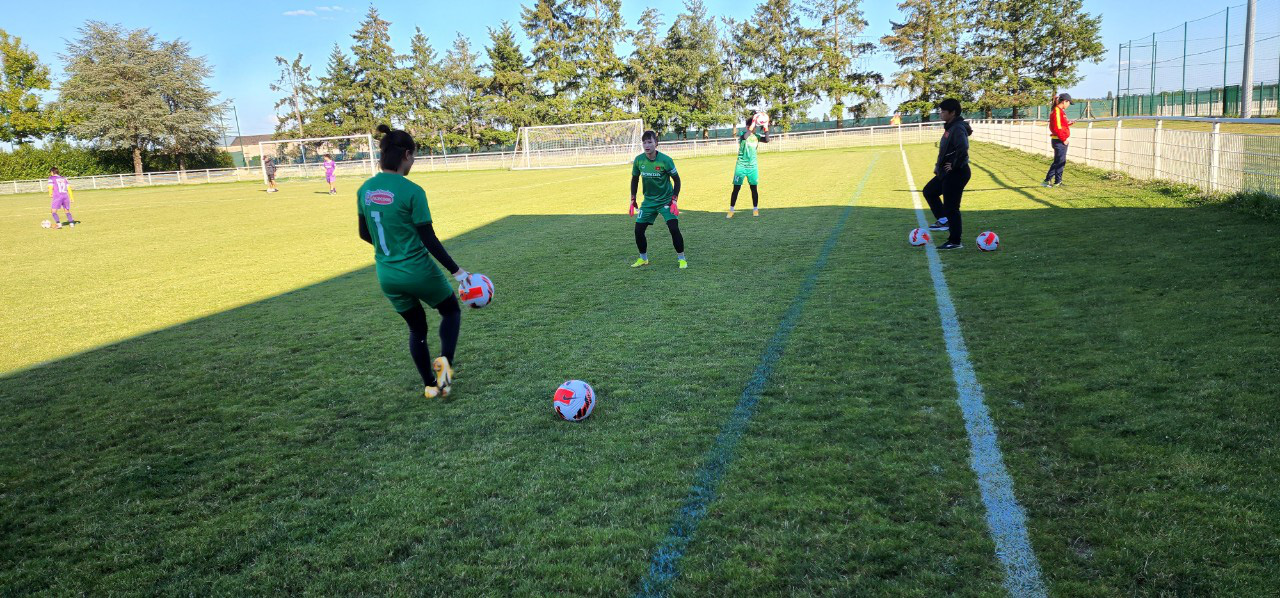 Đội tuyển Nữ Việt Nam đã đến Pháp, được đón tiếp nồng nhiệt, ra sân tập trong ngày đầu tiên