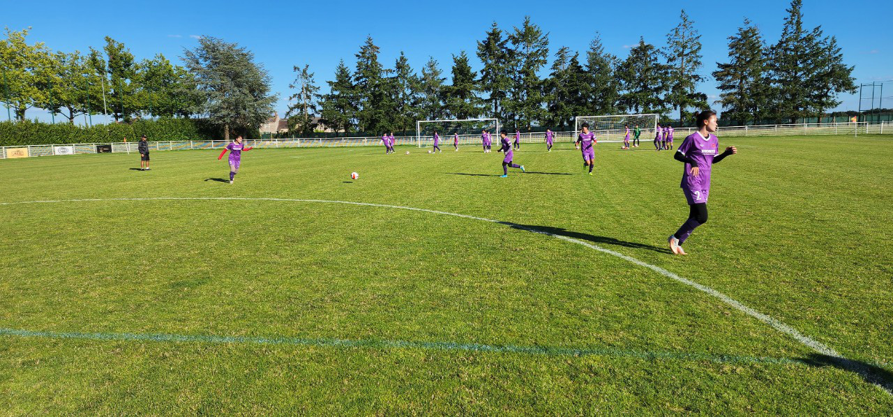 Đội tuyển Nữ Việt Nam đã đến Pháp, được đón tiếp nồng nhiệt, ra sân tập trong ngày đầu tiên