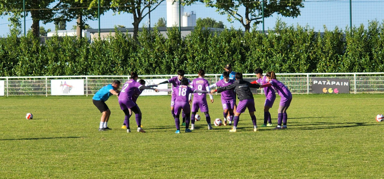 Đội tuyển Nữ Việt Nam đã đến Pháp, được đón tiếp nồng nhiệt, ra sân tập trong ngày đầu tiên