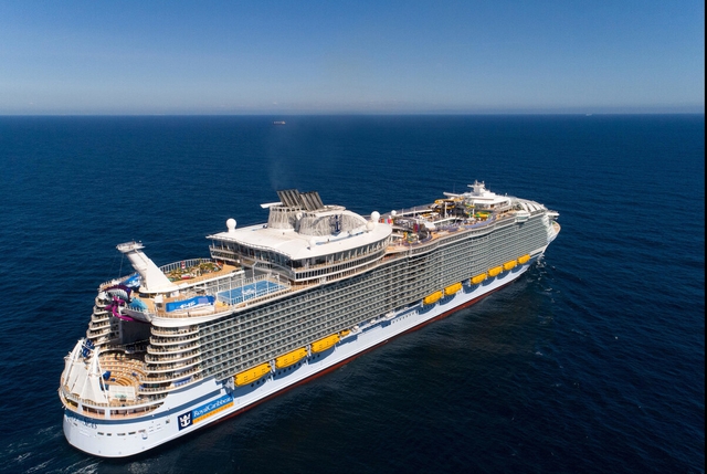 Chiêm ngưỡng du thuyền hạng sang “khổng lồ” nhất thế giới: Dài 362 mét và có 18 tầng, sức chứa tới 8.600 người, phải bỏ ra hơn 29.000 USD để sống một tuần trên tàu - Ảnh 2. Chiêm ngưỡng du thuyền hạng sang “khổng lồ” nhất thế giới: Dài 362 mét và có 18 tầng, sức chứa tới 8.600 người, phải bỏ ra hơn 29.000 USD để sống một tuần trên tàu - Ảnh 2.
