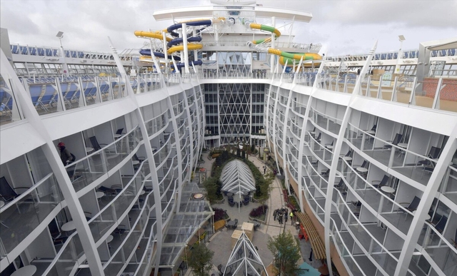 Chiêm ngưỡng du thuyền hạng sang “khổng lồ” nhất thế giới: Dài 362 mét và có 18 tầng, sức chứa tới 8.600 người, phải bỏ ra hơn 29.000 USD để sống một tuần trên tàu - Ảnh 5. Chiêm ngưỡng du thuyền hạng sang “khổng lồ” nhất thế giới: Dài 362 mét và có 18 tầng, sức chứa tới 8.600 người, phải bỏ ra hơn 29.000 USD để sống một tuần trên tàu - Ảnh 5.