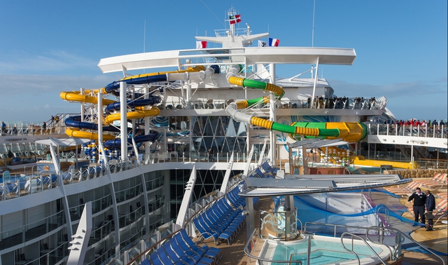 Chiêm ngưỡng du thuyền hạng sang “khổng lồ” nhất thế giới: Dài 362 mét và có 18 tầng, sức chứa tới 8.600 người, phải bỏ ra hơn 29.000 USD để sống một tuần trên tàu - Ảnh 3. Chiêm ngưỡng du thuyền hạng sang “khổng lồ” nhất thế giới: Dài 362 mét và có 18 tầng, sức chứa tới 8.600 người, phải bỏ ra hơn 29.000 USD để sống một tuần trên tàu - Ảnh 3.